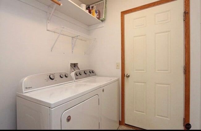 Building Photo - 6028 Glenbrook Ln