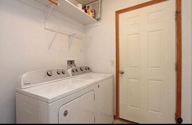 Foto del edificio - 6028 Glenbrook Ln