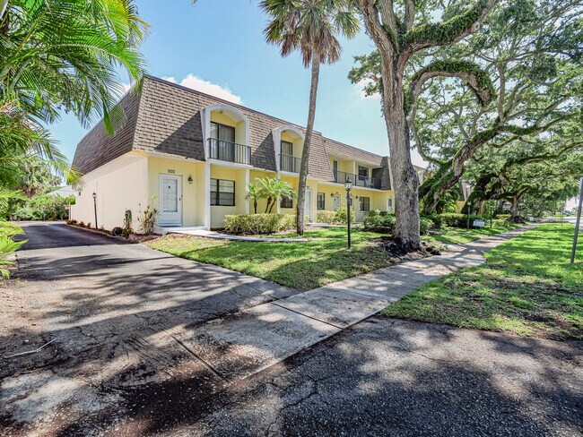 Foto del edificio - 829 Camelia Ln