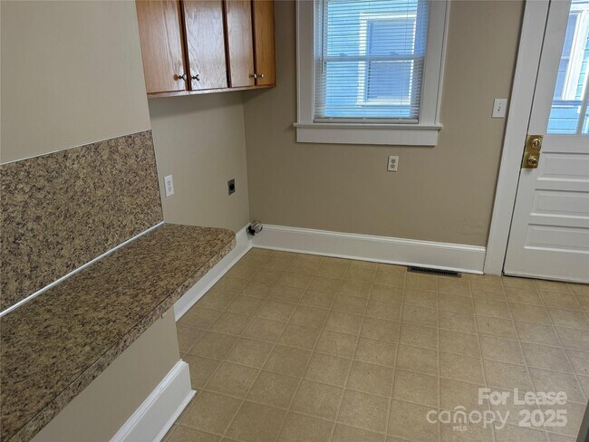 Foto del edificio - 445 Reynolda Dr