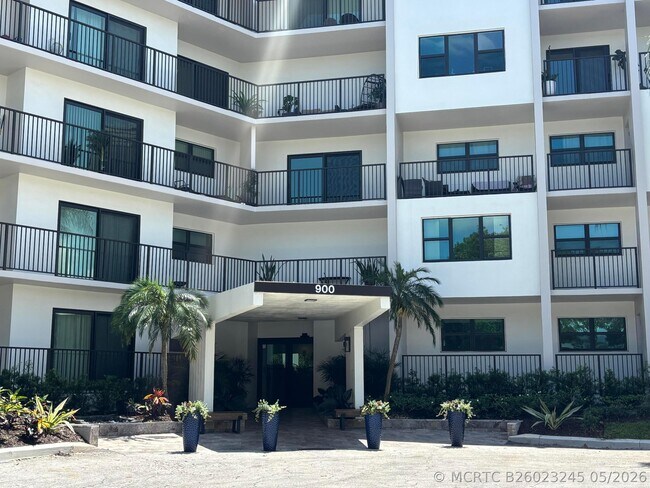 Building Photo - 900 River Reach Dr