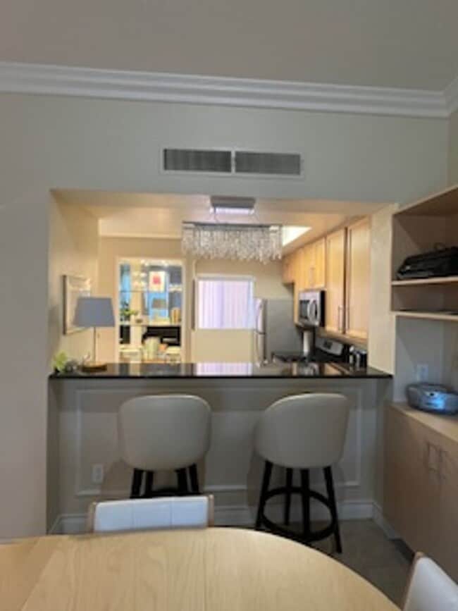 Building Photo - Top Floor 1 Bath| 1 Bedroom Luxury Condo