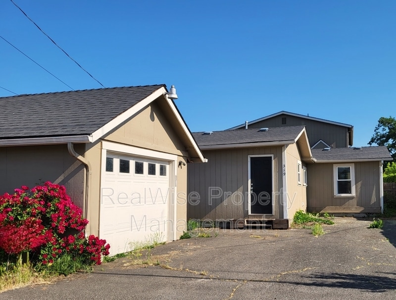 Primary Photo - 319 Haven St