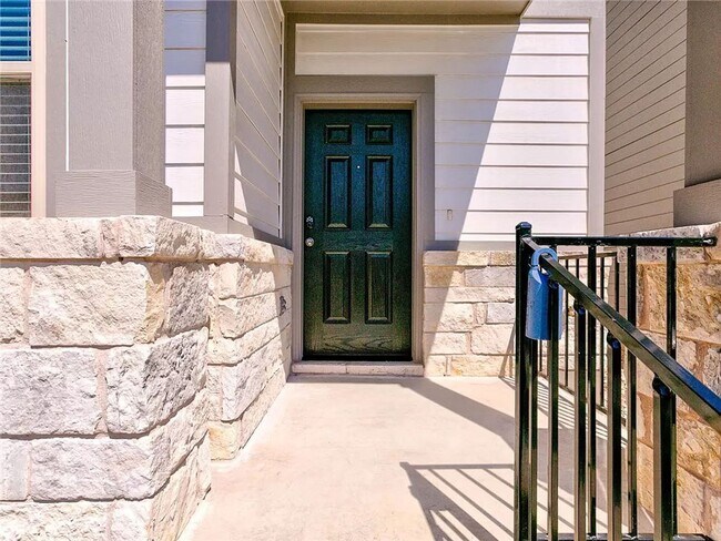 Building Photo - Open floor plan townhome