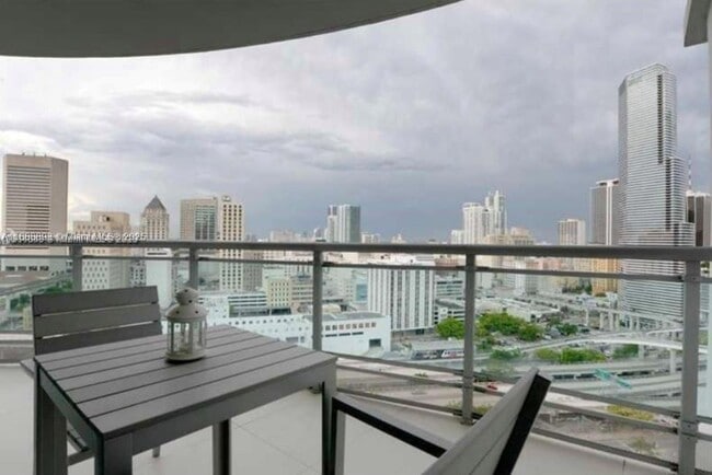 Foto del edificio - 350 S Miami Ave