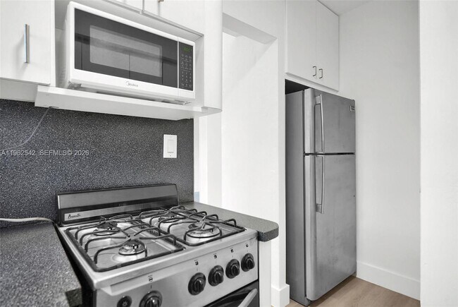 Foto del edificio - 4740 Pine Tree Dr