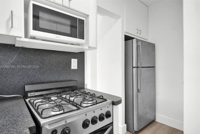 Building Photo - 4740 Pine Tree Dr