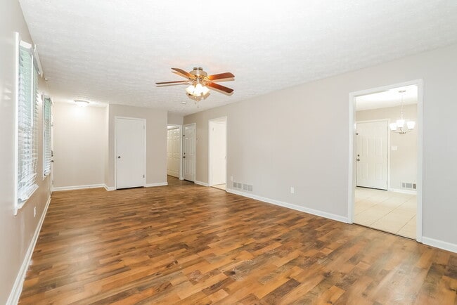 Building Photo - 3872 Cloudland Dr