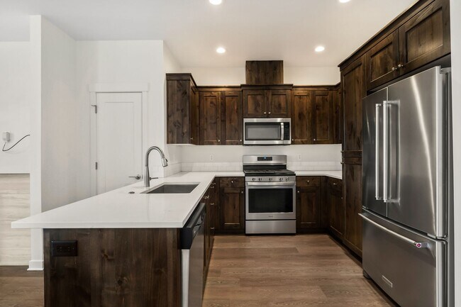Foto del edificio - Spacious 3-Bed Townhome: 3 Minutes to St. Charles