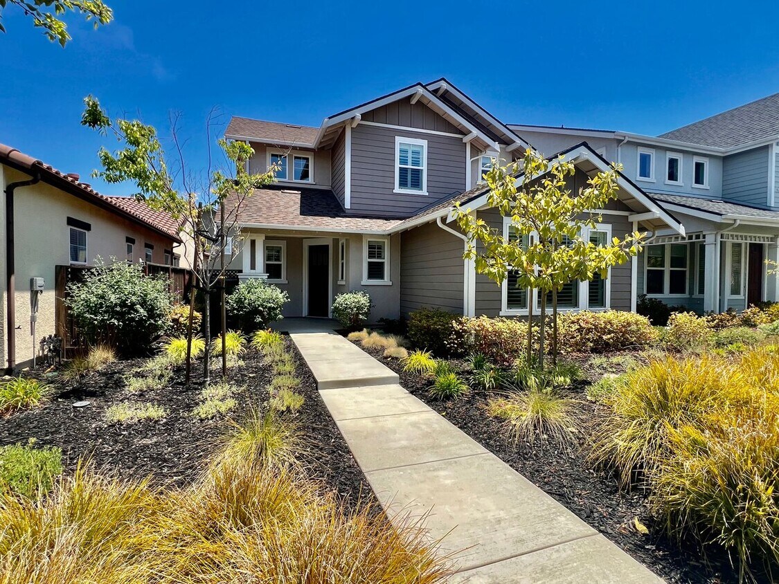 Foto principal - Application Pending! Lovely 4 bedroom 2.5 ...