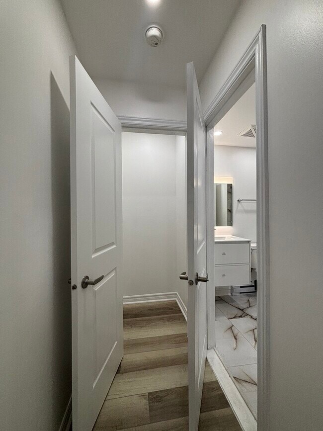 Building Photo - 720 Av. Marin