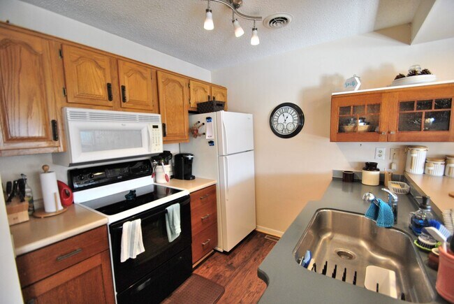 Foto del edificio - LAKEFRONT AND ONE LEVEL *Utilities Include...