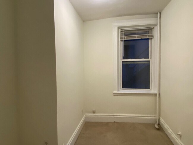 Building Photo - 4 Camelot Ct