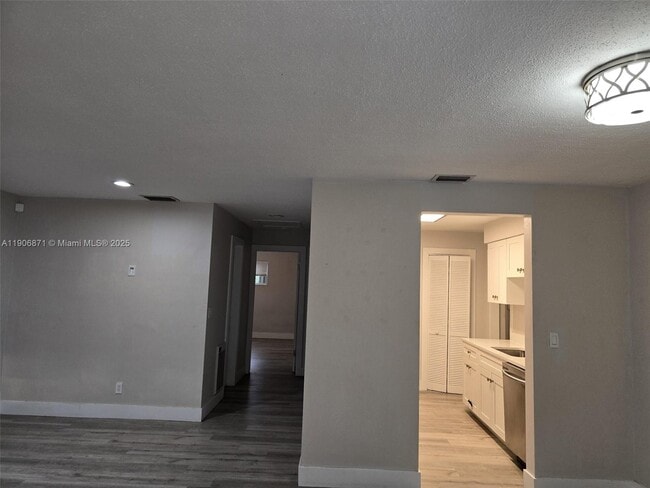 Foto del edificio - 5022 SW 93rd Ave