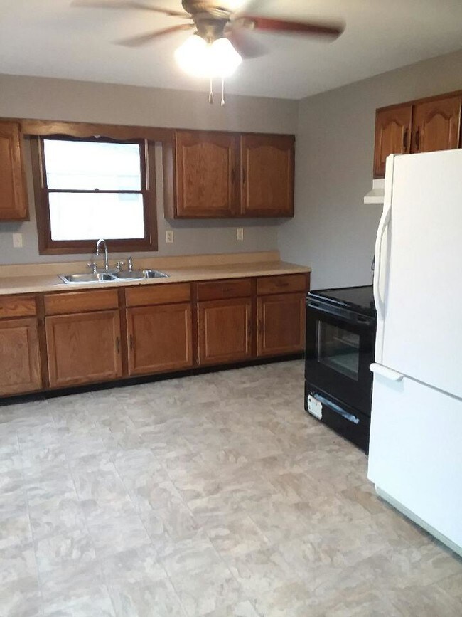 105 N Vine St, Freeburg, IL 62243