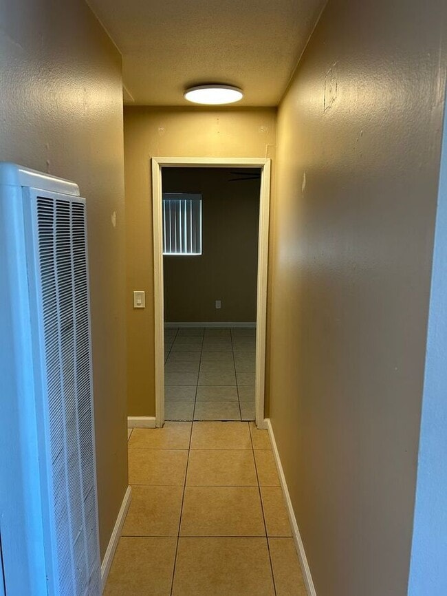Building Photo - REALLY NICE UPSTRS 1BD 1BA FOR LEASE!