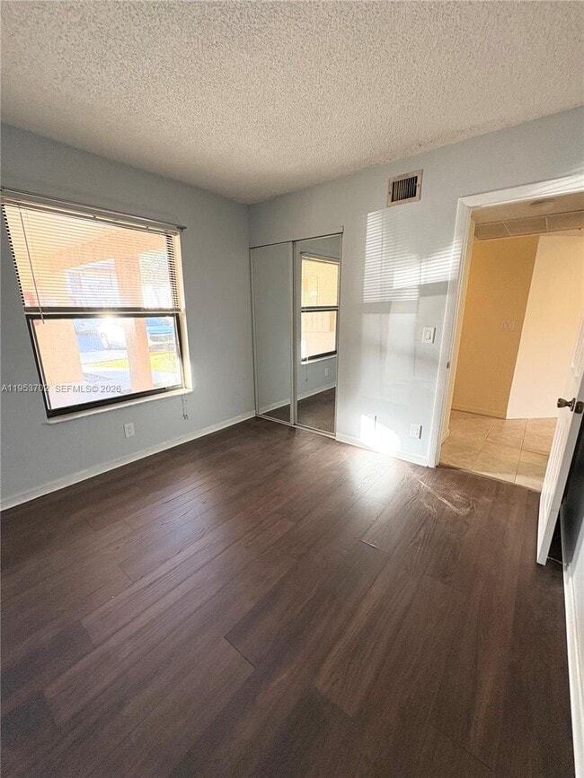 Foto del edificio - 21905 Lake Forest Cir