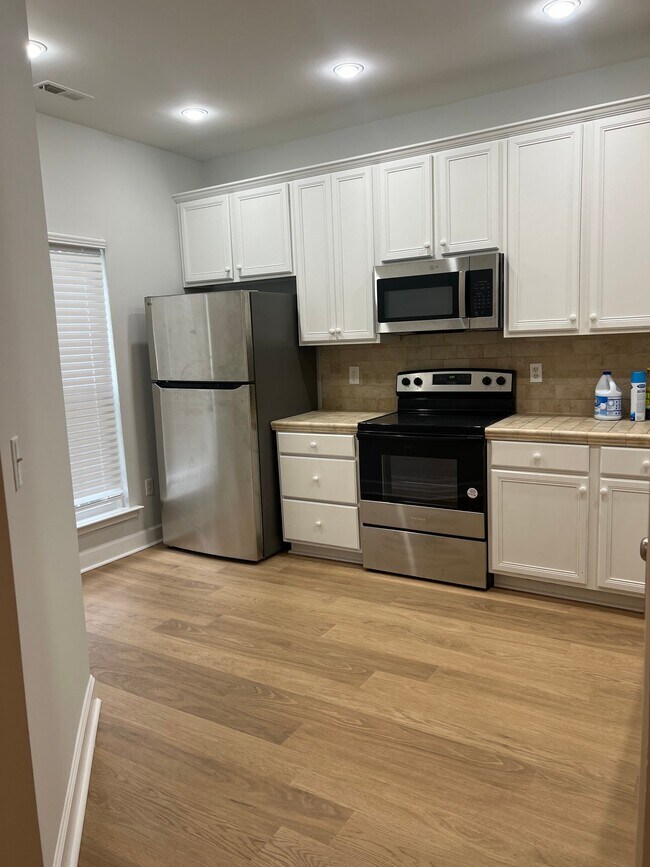 Foto del edificio - 144 Summit Oaks Ln