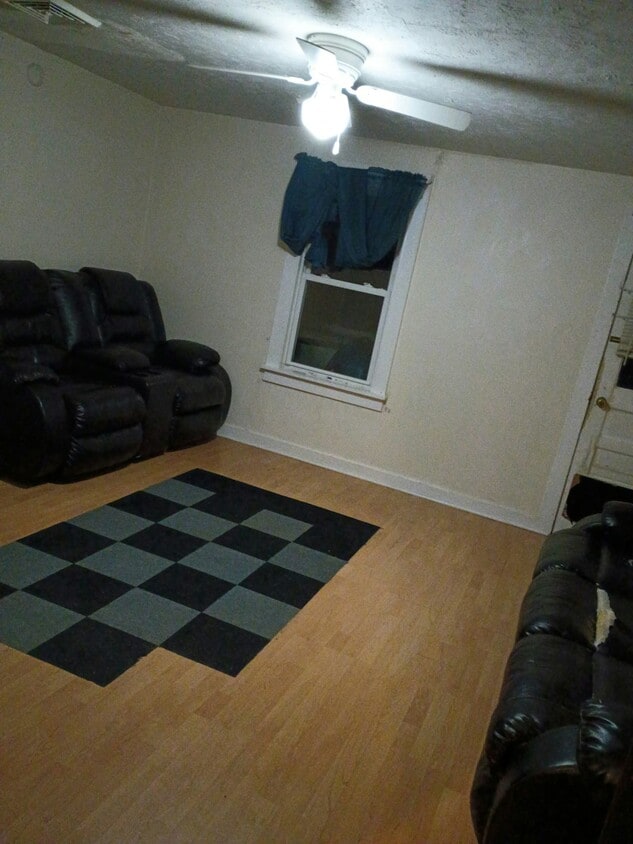 Building Photo - 440 Oak St