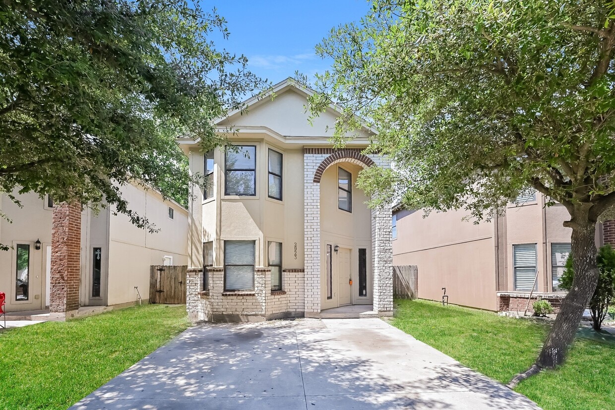 Primary Photo - 2923 La Estancia Ln