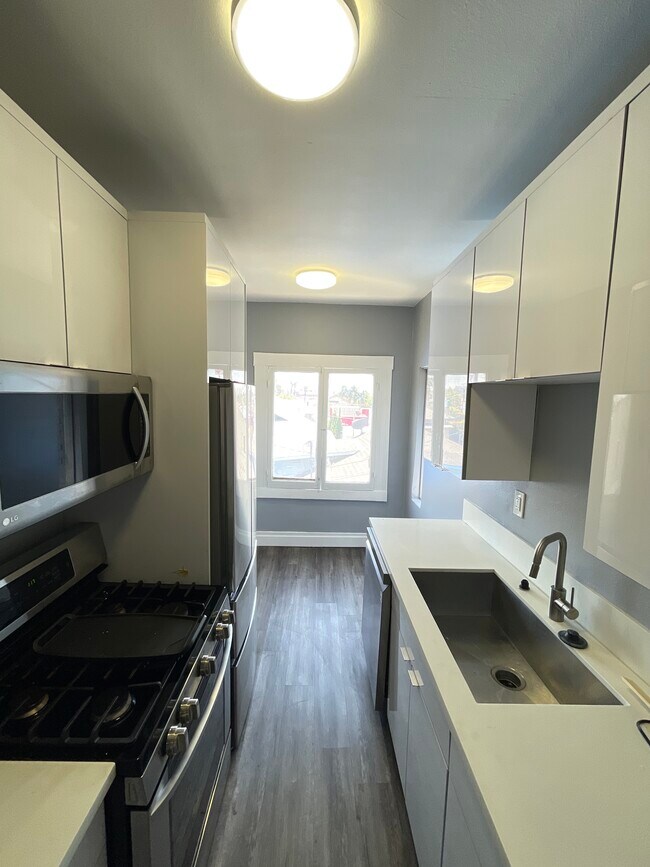 Building Photo - 2422 Sichel St