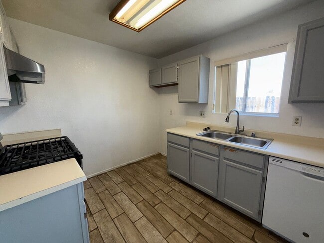 Building Photo - 807 Gemstone Ave