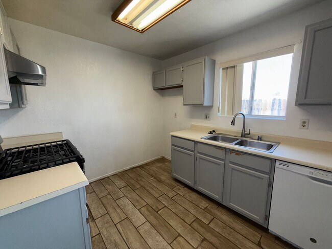 Foto del edificio - 807 Gemstone Ave