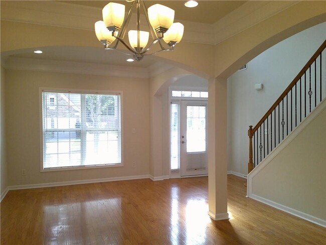 Foto del edificio - 2302 Jasmine Glen Dr