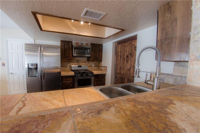 Foto del edificio - 7009 Casa Loma Cir