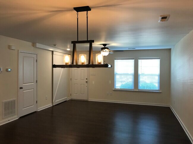 Building Photo - 1505 Stonewall Manor Dr