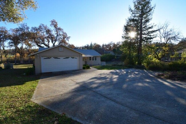 Foto del edificio - Newly Remodeled Lake of the Pines Home