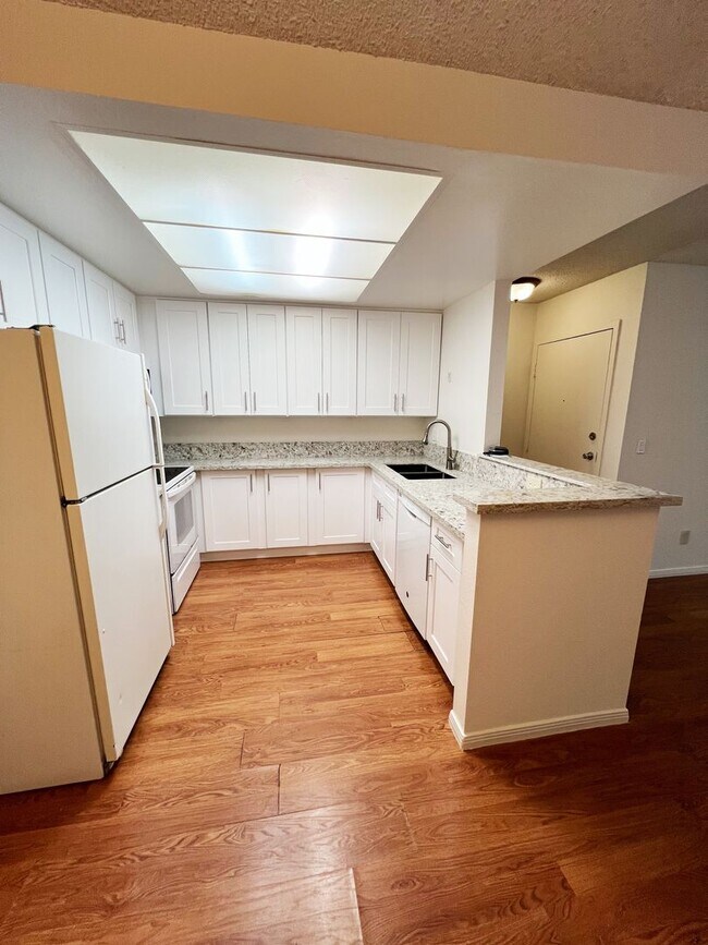 Building Photo - 2 Bed/ 1 Bath Newly Upgraded Condo in Miss...