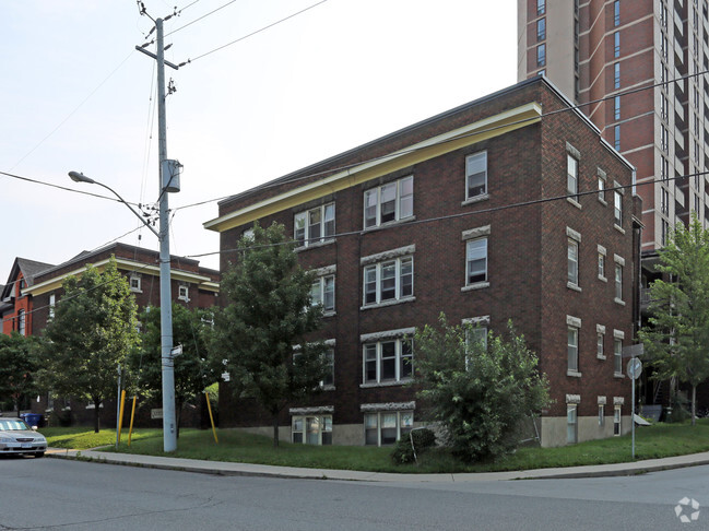 Building Photo - Queen's Court