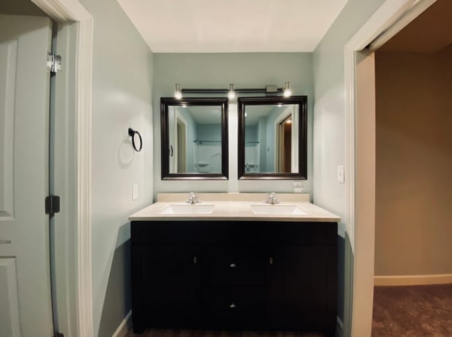 Master EnSuite - 1806 3rd Ave