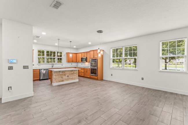 Foto del edificio - Spacious 3-Bed, 2.5 Bath End Unit Townhome...