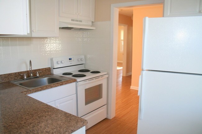 Building Photo - 1400 Roslyn Dr