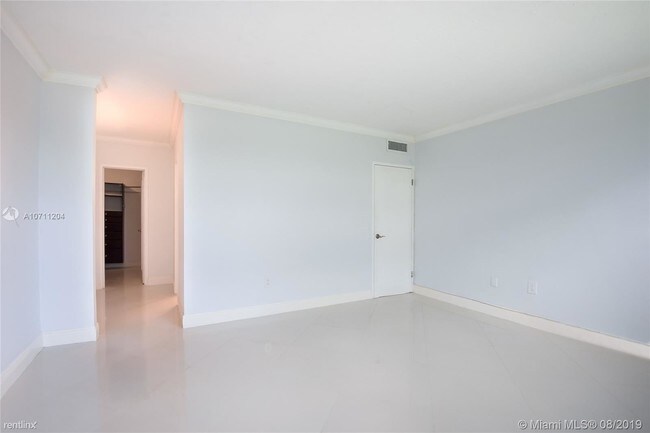 Building Photo - 1 br, 1.5 bath  - South Bay Club Condo