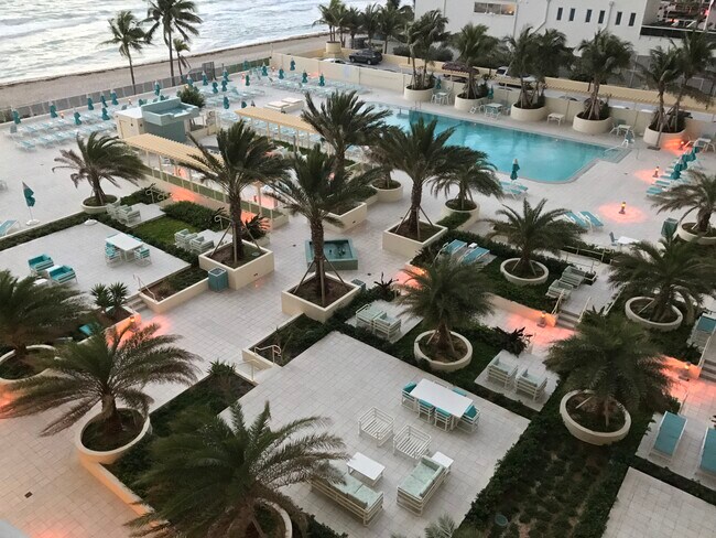 Balcón con vista a la piscina - 2501 S Ocean Dr