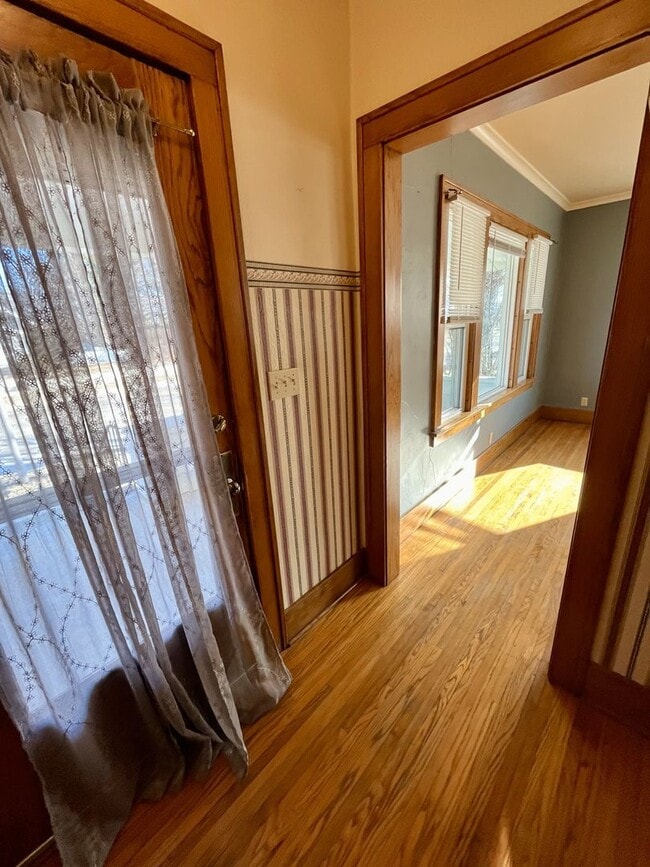 Building Photo - Main St. in Cedar Falls-2bd/1ba House