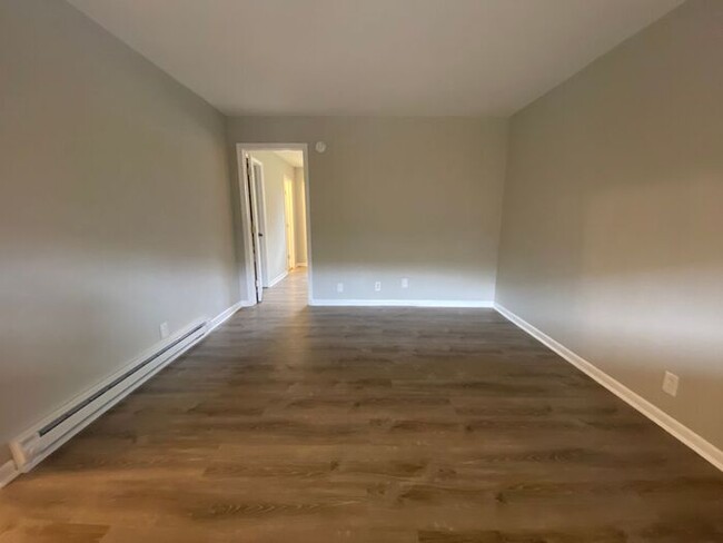 Building Photo - FULLY REMODELED West End Condo! Convenient...