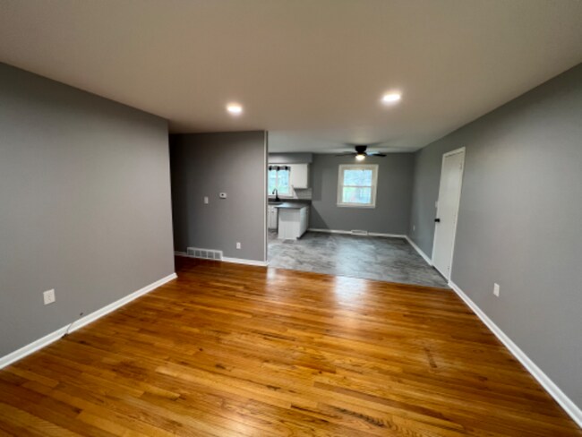 Building Photo - 615 Sunny Ln