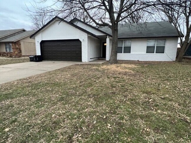 Building Photo - 1404 N Cypress Ave
