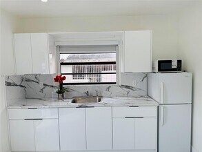 Building Photo - 706 W 40th Pl