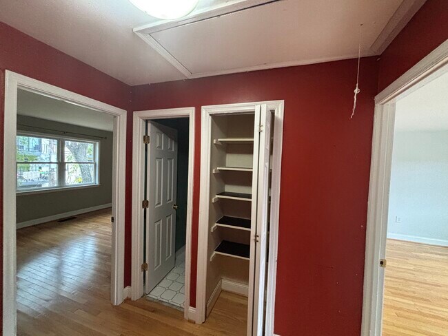 Foto del edificio - 5911 Mayflower Ct