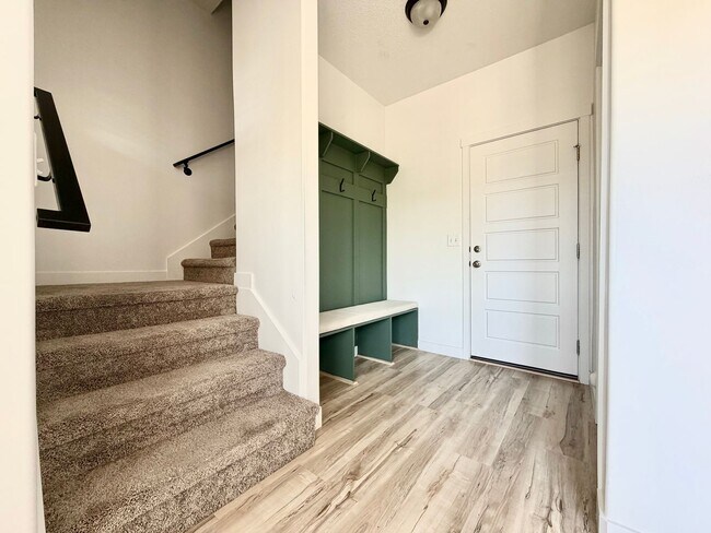 Foto del edificio - 3 Bed + 2.5 Bath Townhome w/ Garage, Storage & Dogs Allowed Near Jordan Landing