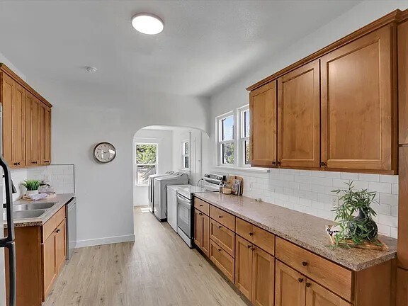 Foto del edificio - 2218 E Pacific Ave