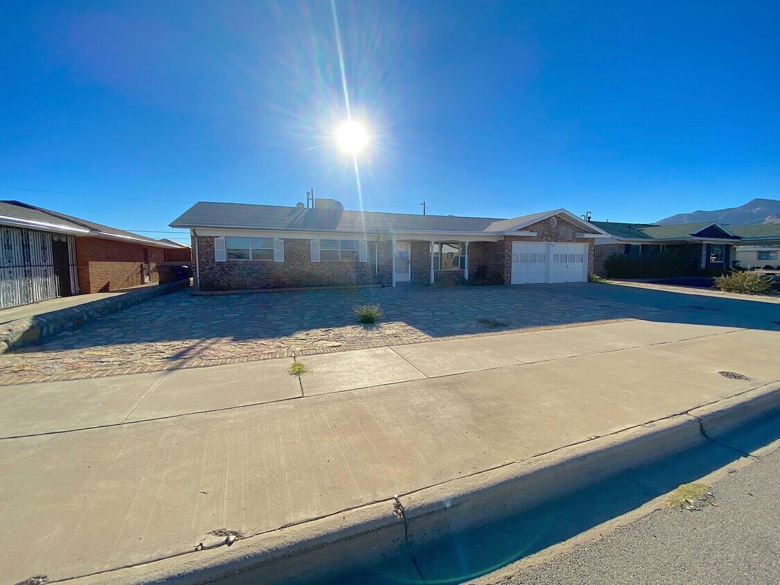 Primary Photo - Northeast El Paso 3bed/2bath w/LOTS of liv...