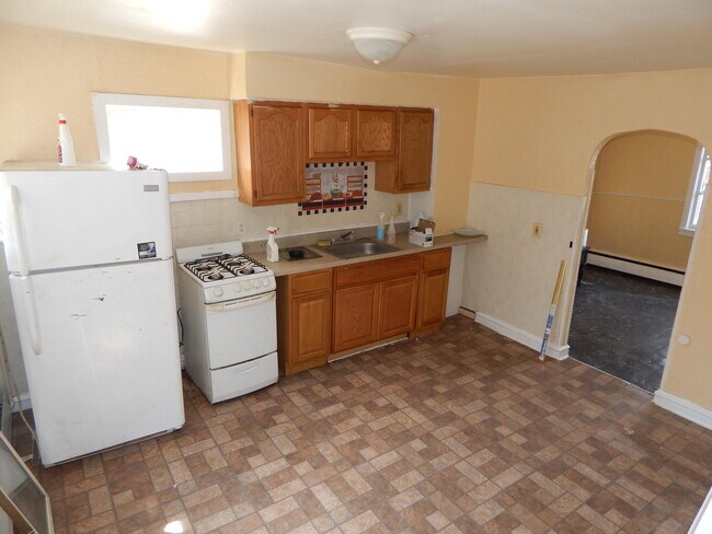 Building Photo - 41 1/2 Kidder St