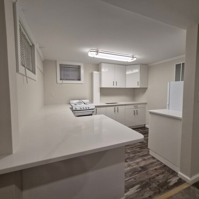 Encimeras de cuarzo, gabinetes nuevos, refrigerador y fregadero. - 113 Shore Rd