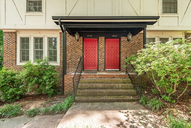 Building Photo - Raleigh 2bedroom 1.5 bathroom townhome- Av...